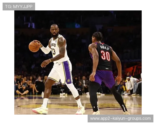 詹姆斯不讲理突破扣篮,湖人客场逆袭获胜